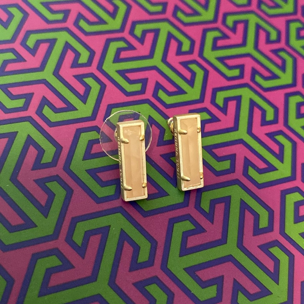 NWOT Kendra Scott Lady Earrings Gold Toned Pink Flaw